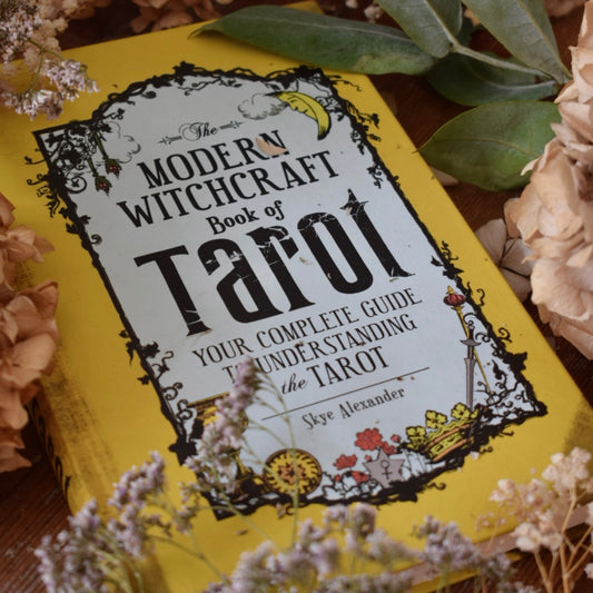 The Modern Witchcraft Book Of Tarot - Skye Alexander